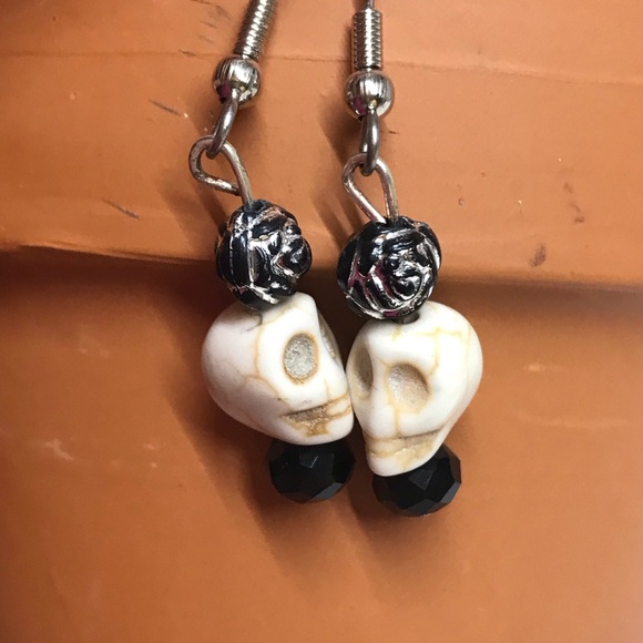 Skulls dangle earrings handmade MunandMe costumes - Picture 5 of 6